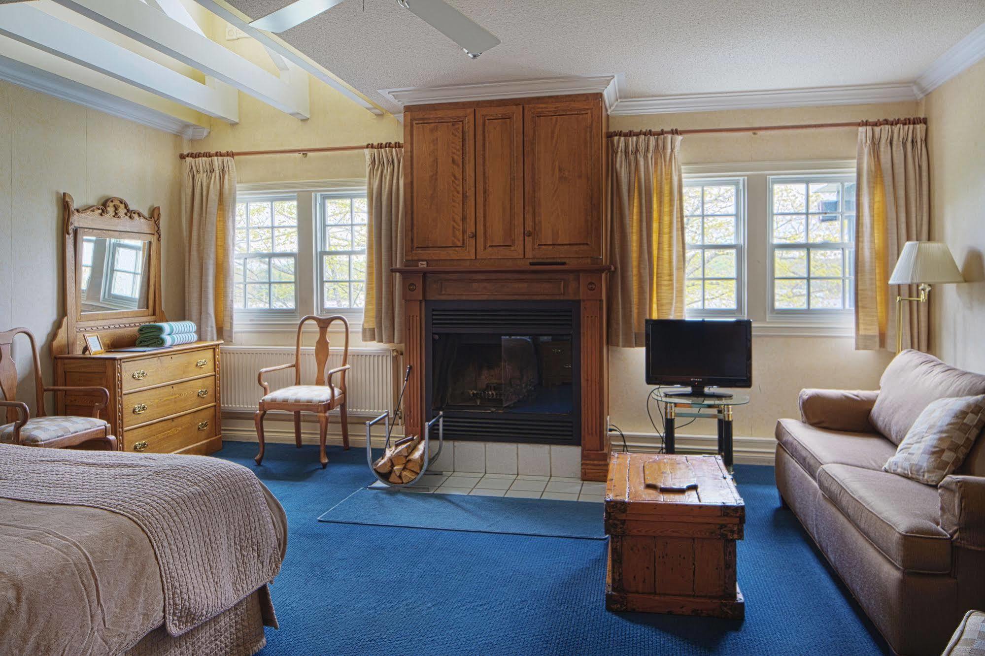 Sir Sam'S Inn & Spa (Adults Only) Haliburton Exterior photo