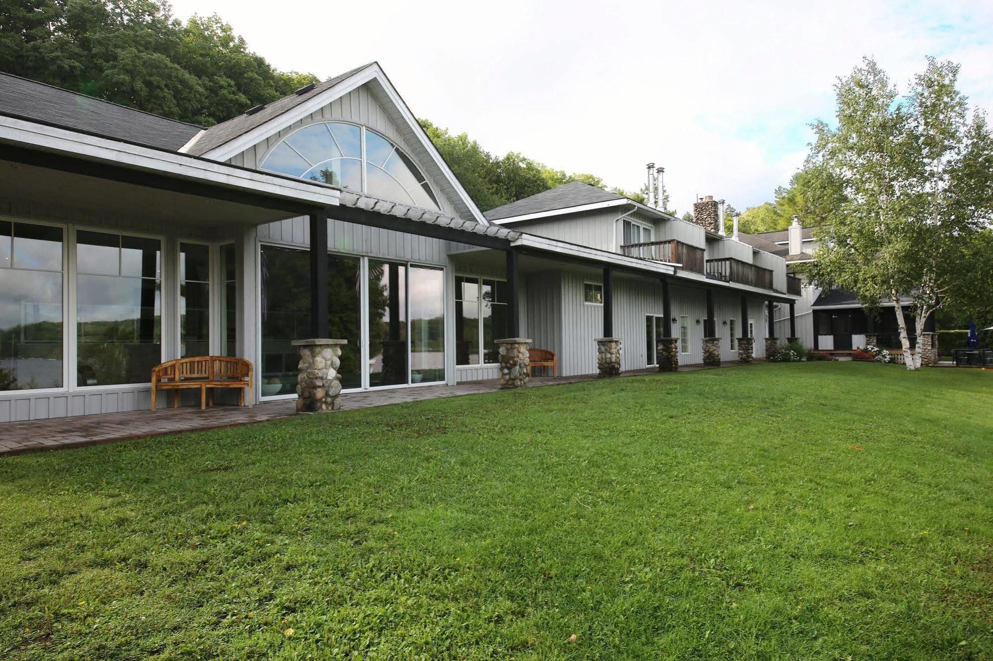 Sir Sam'S Inn & Spa (Adults Only) Haliburton Exterior photo